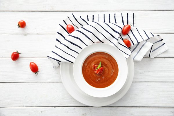 ¿Cómo preparar una sopa de tomate y albahaca con croutons?